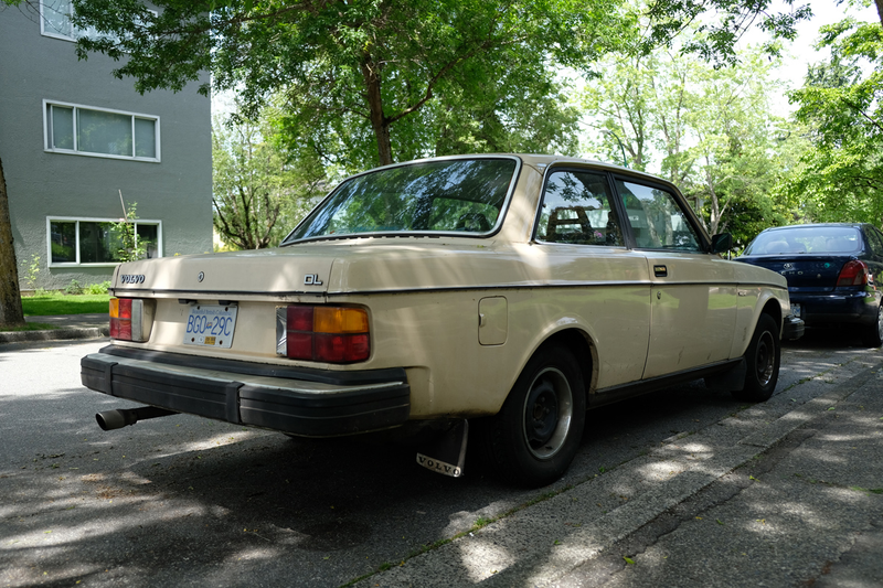 Illustration for article titled FS: Volvo 242 5-Speed